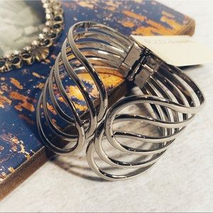 • silver loop hinge bracelet [NWT] •